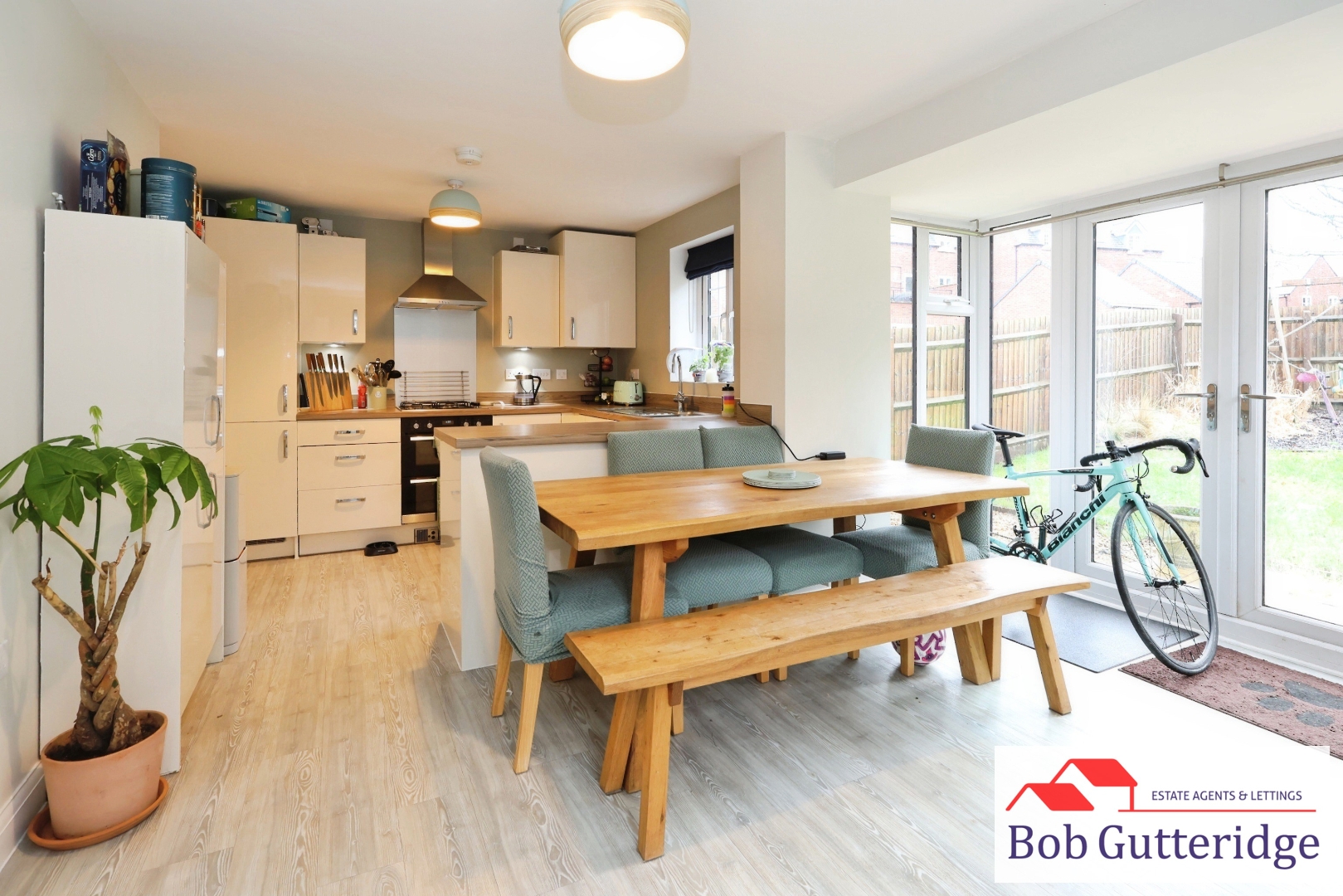 FITTED KITCHEN / DINER